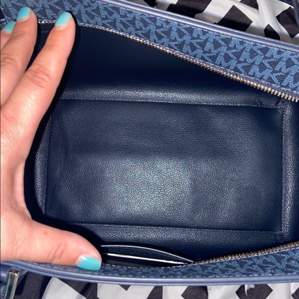 Michael Kors Kimberley Bonded Large Tote B… - Picture 4 of 5